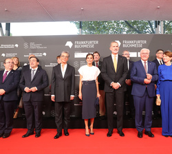 Fotografía de grupo de Sus Majestades los Reyes junto al Presidente de Alemania, su esposa y las autoridades y personalidades invitadas a la inaugurac