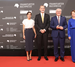 Sus Majestades los Reyes junto al Presidente de Alemania y su esposa a su llegada a la Feria del Libro de Fráncfort