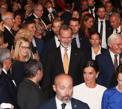 Sus Majestades los Reyes a su llegada a la Feria del Libro de Fráncfort