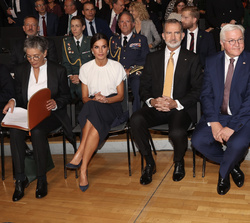 Sus Majestades los Reyes junto al Presidente de Alemania y su esposa en primera fila de asientos durante la inauguración de la Feria del Libro de Frán