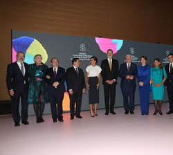 Fotografía de grupo de Sus Majestades los Reyes junto al Presidente de Alemania, su esposa tras la inauguración de la Feria del Libro de Fráncfort