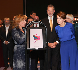 Sus Majestades los Reyes junto al Presidente de Alemania, su esposa recorren el Pabellón de España de la Feria del Libro de Fráncfort