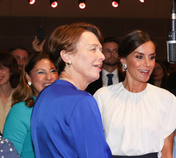 Doña Letizia y la Sra. Elke Büdenbender durante su recorrido por el Pabellón de España de la Feria del Libro de Fráncfort
