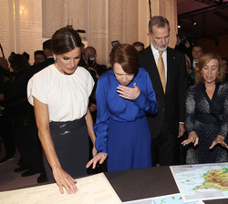 Sus Majestades los Reyes junto al Presidente de Alemania y su esposa recorren el Pabellón de España de la Feria del Libro de Fráncfort
