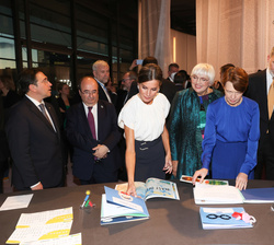 Sus Majestades los Reyes junto al Presidente de Alemania y su esposa recorren el Pabellón de España de la Feria del Libro de Fráncfort