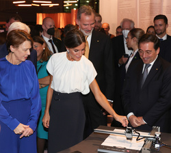 Sus Majestades los Reyes junto al Presidente de Alemania y su esposa recorren el Pabellón de España de la Feria del Libro de Fráncfort