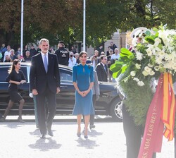 Sus Majestades los Reyes a su llegada al edificio Neue Wache