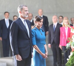 Don Felipe y Doña Letizia ante la corona fünebre