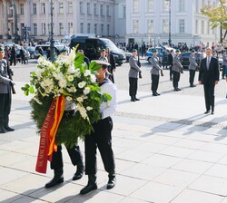 Sus Majestades los Reyes se dirigen al edificio precedidos por dos miembros de las Fuerzas Armadas de la República Federal de Alemania que portan una 