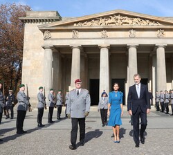 Sus Majestades los Reyes abandonan el edificio Neue Wache, tras la ofrenda floral