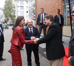 Su Majestad la Reina es saludada por el director del Instituto Cervantes