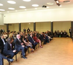 La Reina atiende a las palabras del director del Instituto Cervantes de Fráncfort