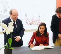 Doña Letizia firma en el libro de honor del Instituto Cervantes