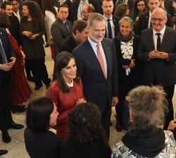 Su Majestad el Rey tras su llegada al Instituto Cervantes y Su Majestad la Reina conversan con un grupo de hispanistas