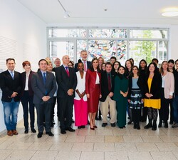 Fotografía de grupo de Sus Majestades los Reyes con un grupo de hispanistas