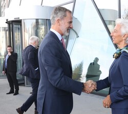 Don Felipe recibe el saludo de la presidenta del Banco Central Europeo, Christine Lagarde