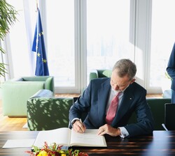 Su Majestad el Rey firma en el libro de honor del BCE en presencia de la presidenta del Banco Central Europeo, Christine Lagarde