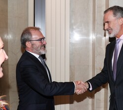 Don Felipe recibe el saludo el embajador de España en la República Federal de Alemania, Ricardo Martínez