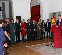Don Felipe dirige unas palabras durante la recepción a la colectividad española