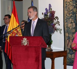 Su Majestad el Rey pronuncia unas palabras acompañado de Su Majestad la Reina en la recepción a la colectividad española