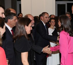Los Reyes reciben el saludo de los españoles asistentes a la recepción