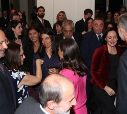 Sus Majestades los Reyes conversan con las personas asistentes a la recepción a la colectividad española
