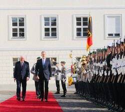 Su Majestad el Rey pasa revista a las tropas