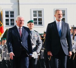 Don Felipe pasa revista a las tropas
