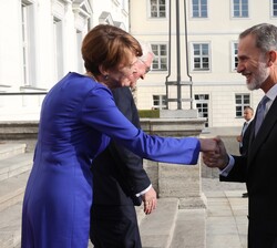 Su Majestad el Rey recibe el saludo de la Sra. Elke Büdenbender