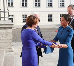 Su Majestad la Reina recibe el saludo de la Sra. Elke Büdenbender
