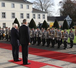 Su Majestad el Rey y el Presidente de la República Federal de Alemania durante la interpretación de los Himnos Nacionales