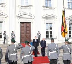 Su Majestad el Rey durante la interpretación de los Himnos Nacionales