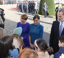 Don Felipe, Doña Letizia y la Sra. Elke Büdenbender junto a un grupo de niños que presenciaron la ceremonia