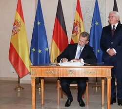 Don Felipe firma en el Libro de Honor