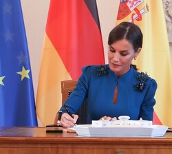 Su Majestad la Reina firma en el Libro de Honor