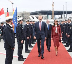 Sus Majestades los Reyes en el Aeropuerto de Fráncfort antes de partir de regreso a España tras su Visita de Estado a la República Federal de Alemania