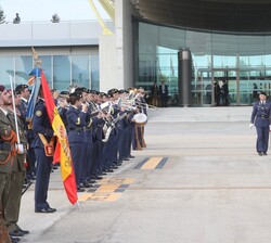 El Rey a su paso por la Bandera Nacional durante la revista a las tropas 