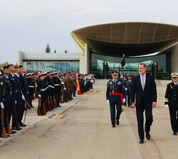 Su Majestad el Rey durante la revista a las tropas antes de iniciar el Viaje de Estado a la República Federal de Alemania