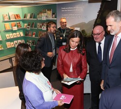 Don Felipe y Doña Letizia durante su visita por la Feria del Libro de Fráncfort