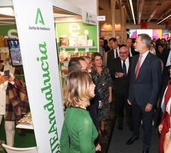 Sus Majestades los Reyes a su paso por el stand D38. Andalucía: Asociación de Editores de Andalucía.