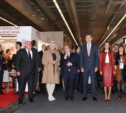 Los Reyes acompañados por las autoridades asistentes a la Feria del Libro de Fráncfort