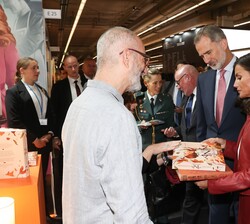 Los Reyes en un momento de su recorrido por la Feria del Libro de Fráncfort
