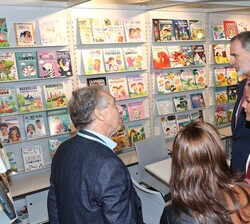 Don Felipe y Doña Letizia conversan con el personal de uno de los stand de la Feria