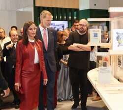 Sus Majestades los Reyes en un momento de su recorrido 