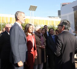 Los Reyes reciben explicaciones del director del Museo Nacional del Prado, Andrés Úbeda, sobre los paneles dedicados a una selección de las principale