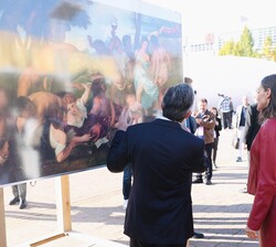 Don Felipe y Doña Letizia observan uno de los paneles expuestos