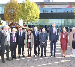 Sus Majestades los Reyes acompañados de las autoridades asistentes al acto