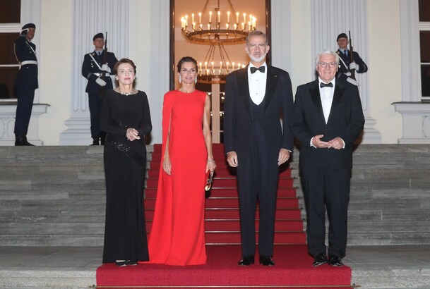 Sus Majestades los Reyes acompañados por Sus Excelencias el presidente de la República Federal de Alemania y señora Elke Büdenbender