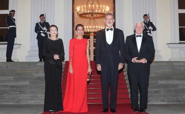 Sus Majestades los Reyes acompañados por Sus Excelencias el presidente de la República Federal de Alemania y señora Elke Büdenbender