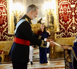 El Rey recibió en el Palacio Real de Madrid las Cartas Credenciales de la embajadora de la República Federal Democrática de Nepal, Sarmila Parajuli Dh